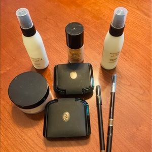 NWOT 8 piece fashion 220 makeup